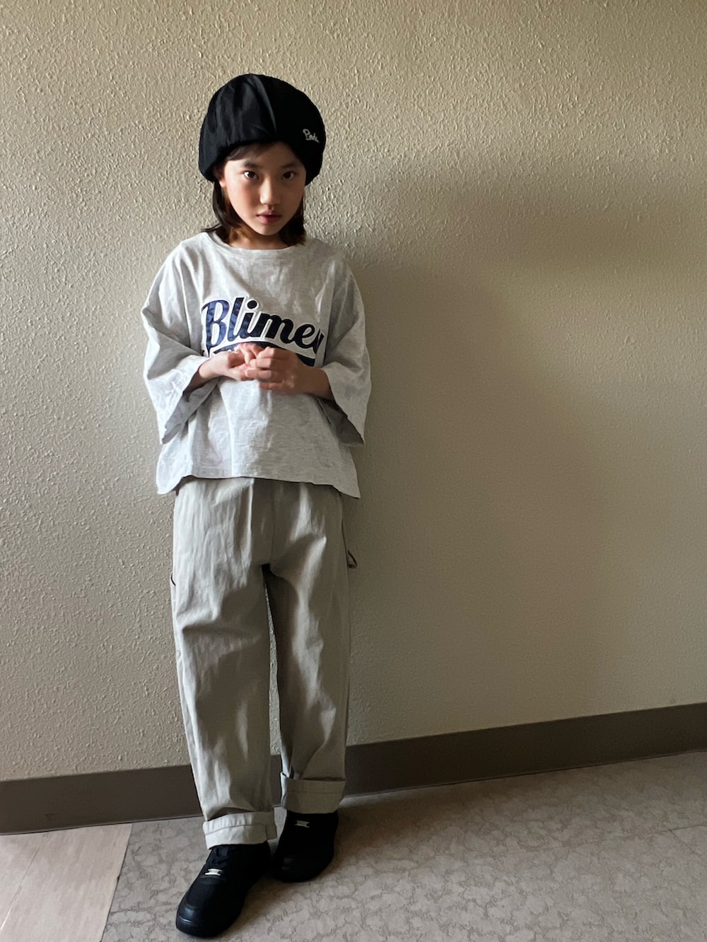 グレー系のカーゴパンツ、グレー系のTシャツ/カットソー、ブラック系のスニーカーを着用したキッズの春コーディネートの2枚目の写真