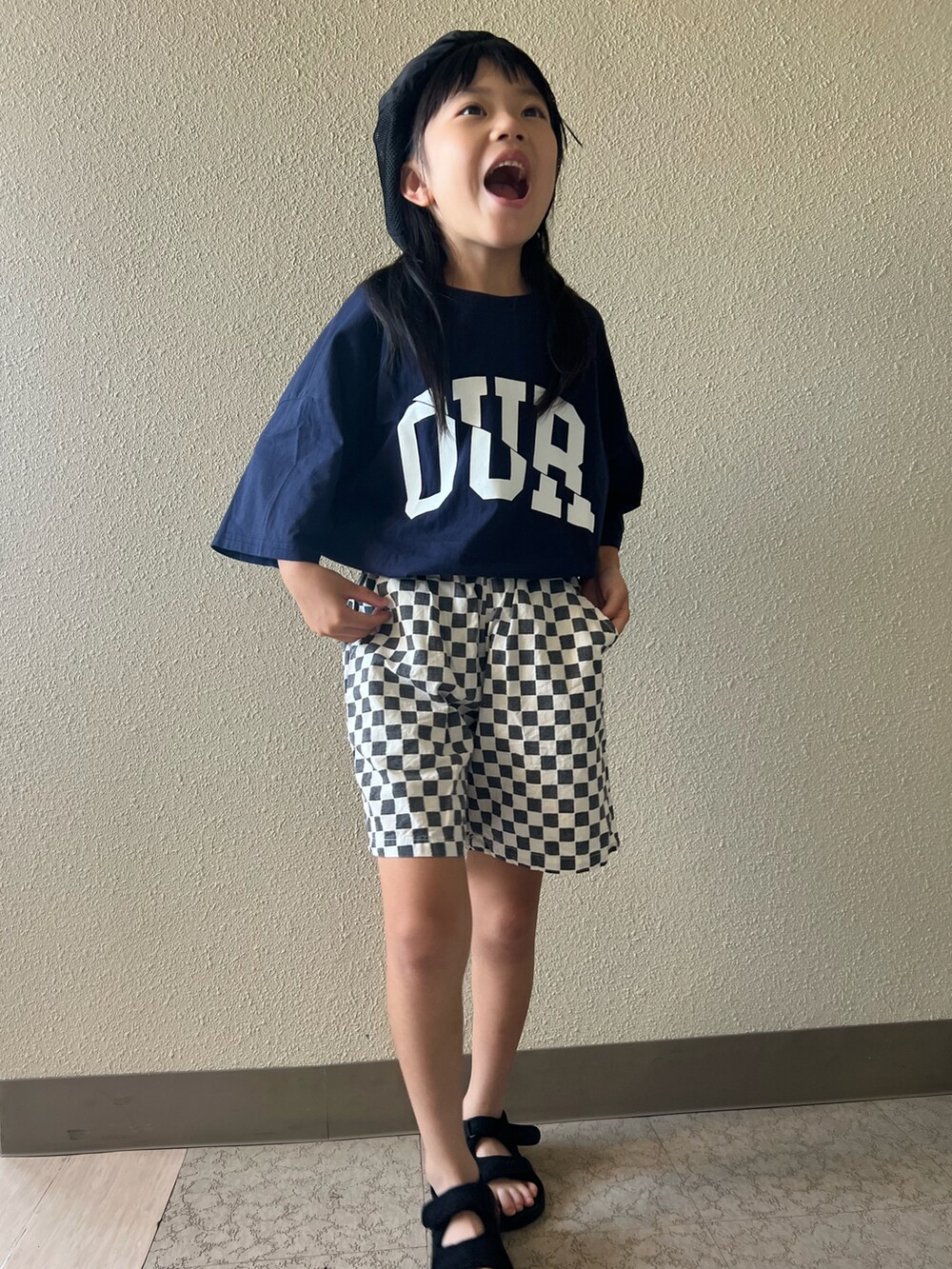 ブラック系のサンダル、ブルー系のTシャツ/カットソー、ブラック系のパンツを着用したキッズの夏コーディネートの3枚目の写真