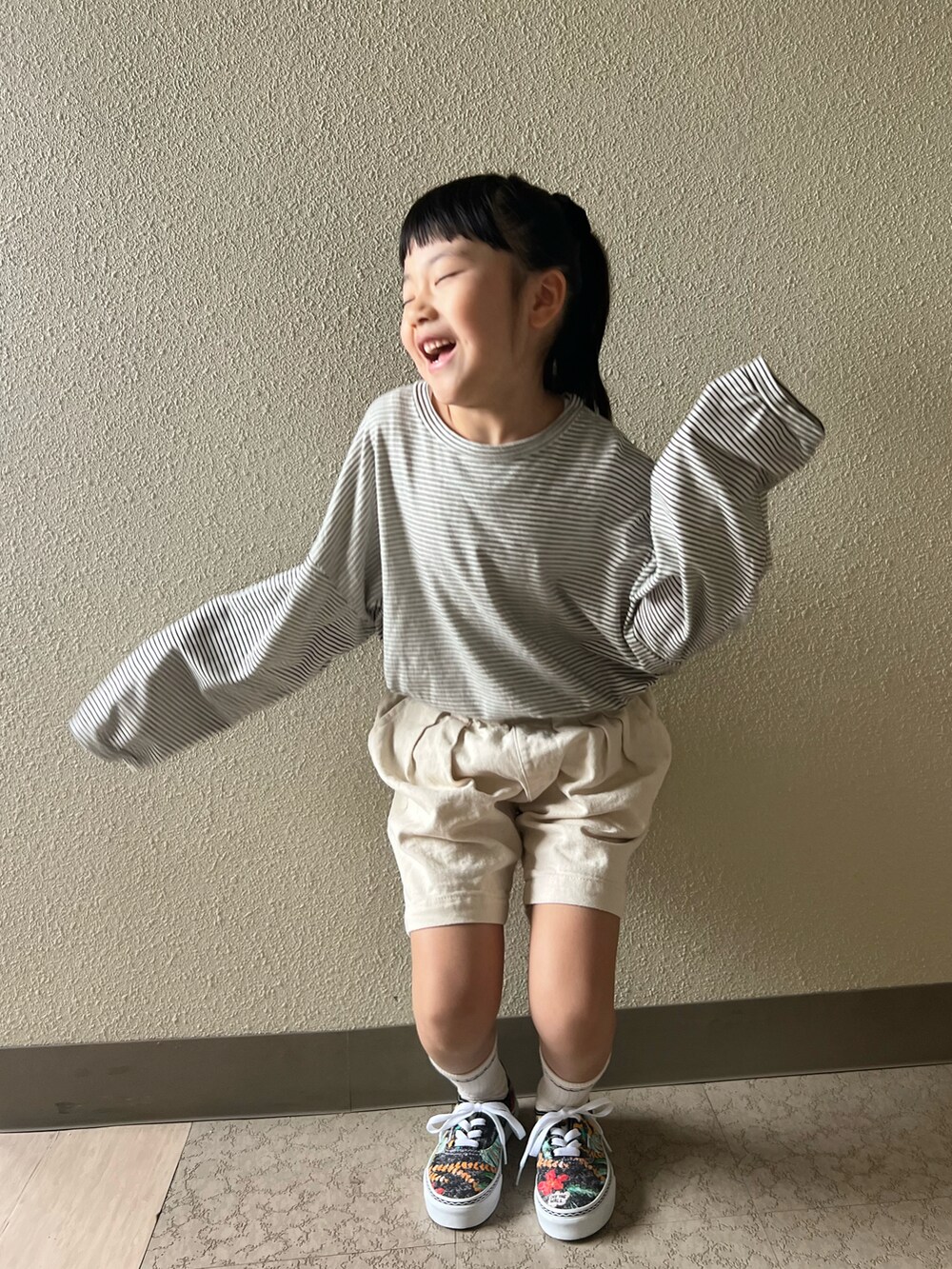 ホワイト系のその他パンツ、ホワイト系のTシャツ/カットソー、その他のスニーカーを着用したキッズの春コーディネートの4枚目の写真