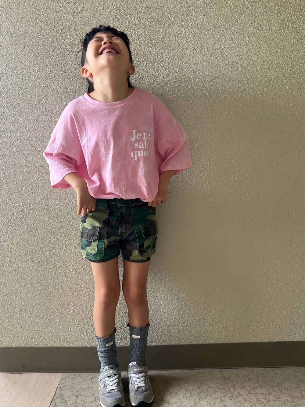 ピンク系のTシャツ/カットソー、グリーン系のパンツ、グレー系のスニーカーを着用したキッズの春コーディネートの2枚目の写真