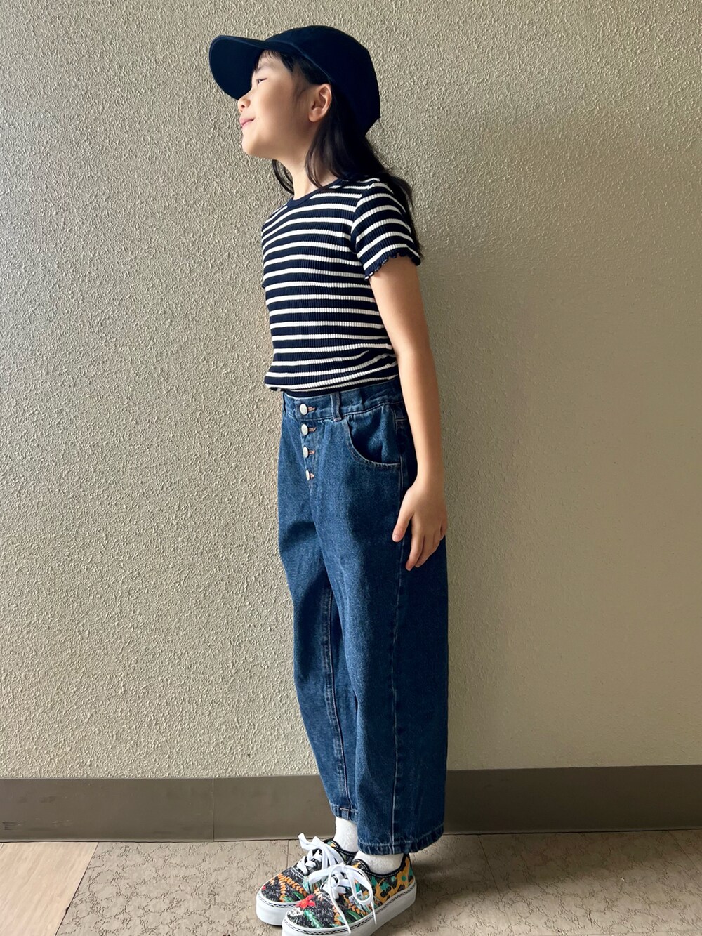 ブルー系のデニムパンツ、その他のスニーカー、ブルー系のキャップを着用したキッズの春コーディネートの3枚目の写真