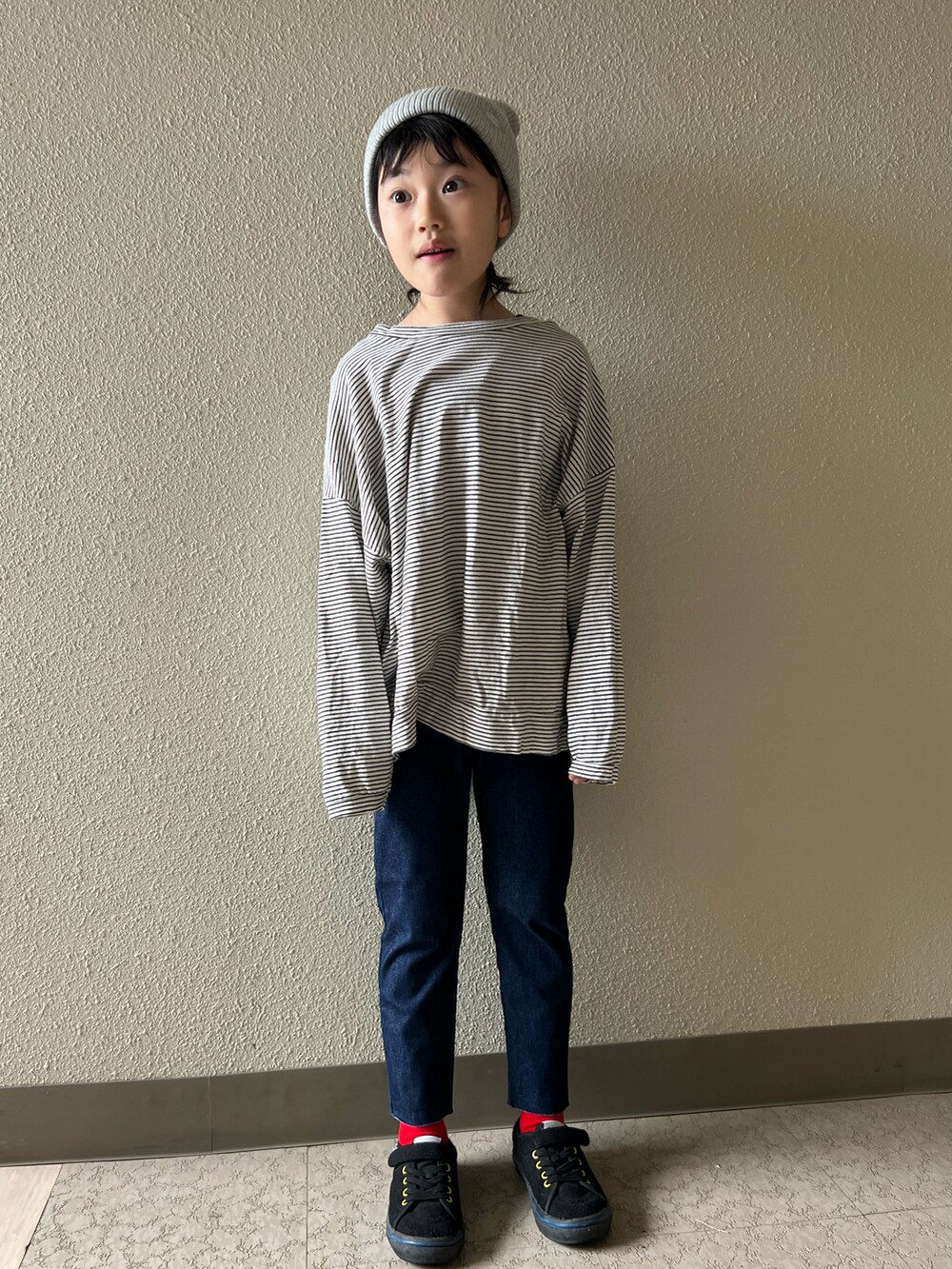 「韓国子供服、デニム、デニムパンツ、オーバーサイズ、ビッグシルエット、ビーニー、カジュアルコーデ、キッズコーデ、スニーカー、VANS、カラーソックス、おんなのこ、春コーデ、二年生コーデ♡、ゆるコーデ」｜「VANSのVANS ヴァンズ UNION2(16-20) ユニオン2 V3845K CAT KURO（スニーカー、ブラック系）」を使った、pecocoさん（キッズ・120cm）の春コーディネートの4枚目の写真