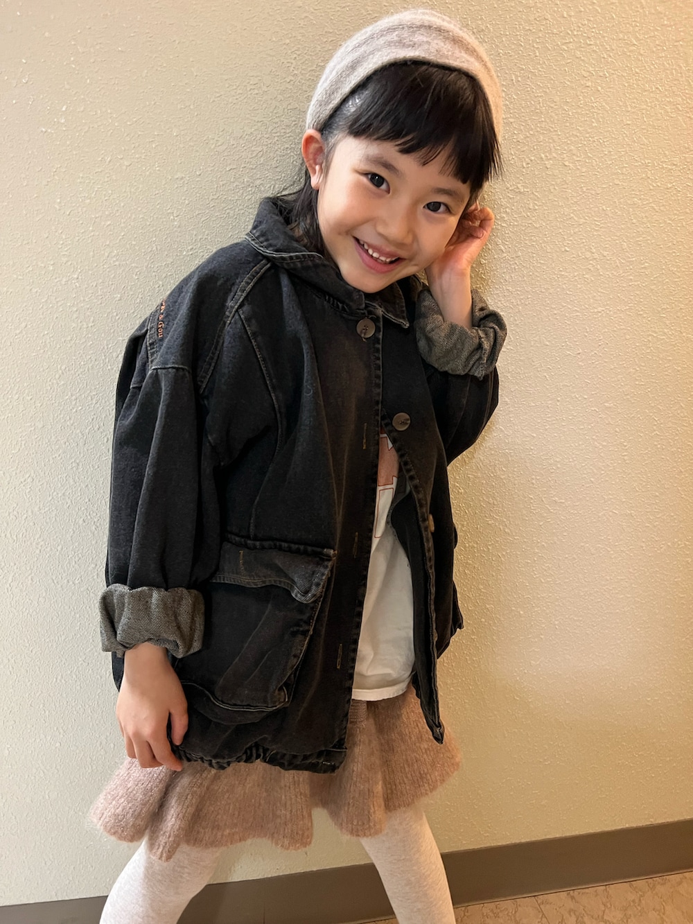 「女の子コーデ、ニット、冬コーデ、カジュアル、おんなのこ、ふわふわ、ストリート、タイツ、小学生、ヘアバンド、ミニスカート、ビッグシルエット、デニム、デニムジャケット、バレエシューズ」｜「韓国子供服のアイテム（デニムジャケット、ブラック系）」を使った、pecocoさん（キッズ・120cm）の冬コーディネートの2枚目の写真
