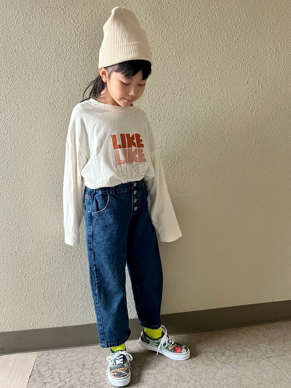 ブルー系のデニムパンツ、ホワイト系のTシャツ/カットソー、その他のスニーカーを着用したキッズの春コーディネートの2枚目の写真