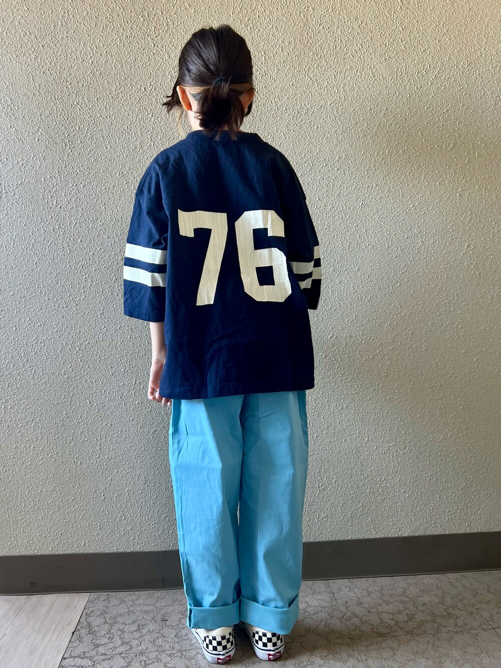 ブルー系のTシャツ/カットソー、ブルー系のカーゴパンツ、ブラック系のスニーカーを着用したキッズの冬コーディネートの2枚目の写真