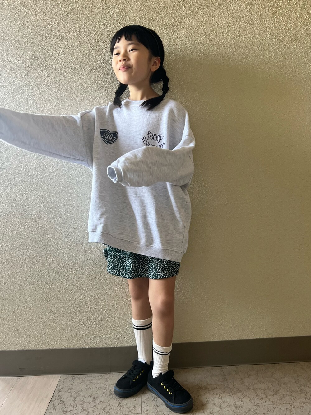 「春服デビュー宣言、キッズファッション、カジュアルコーデ、春コーデ、オーバーサイズ、ビッグシルエット、スウェット、スカート、スニーカー、VANS、カチューシャ、おんなのこ、女の子、韓国子供服、ストリート」｜「韓国子供服のアイテム（スウェット、グレー系）」を使った、pecocoさん（キッズ・120cm）の春コーディネートの2枚目の写真