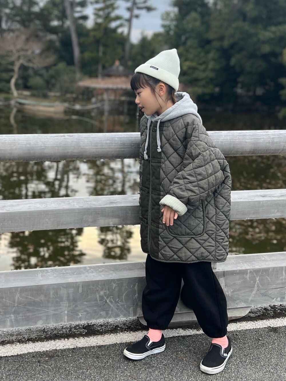 ブラック系のスウェットパンツ、ブラック系のスニーカー、グリーン系のミリタリージャケットを着用したキッズの冬コーディネートの3枚目の写真