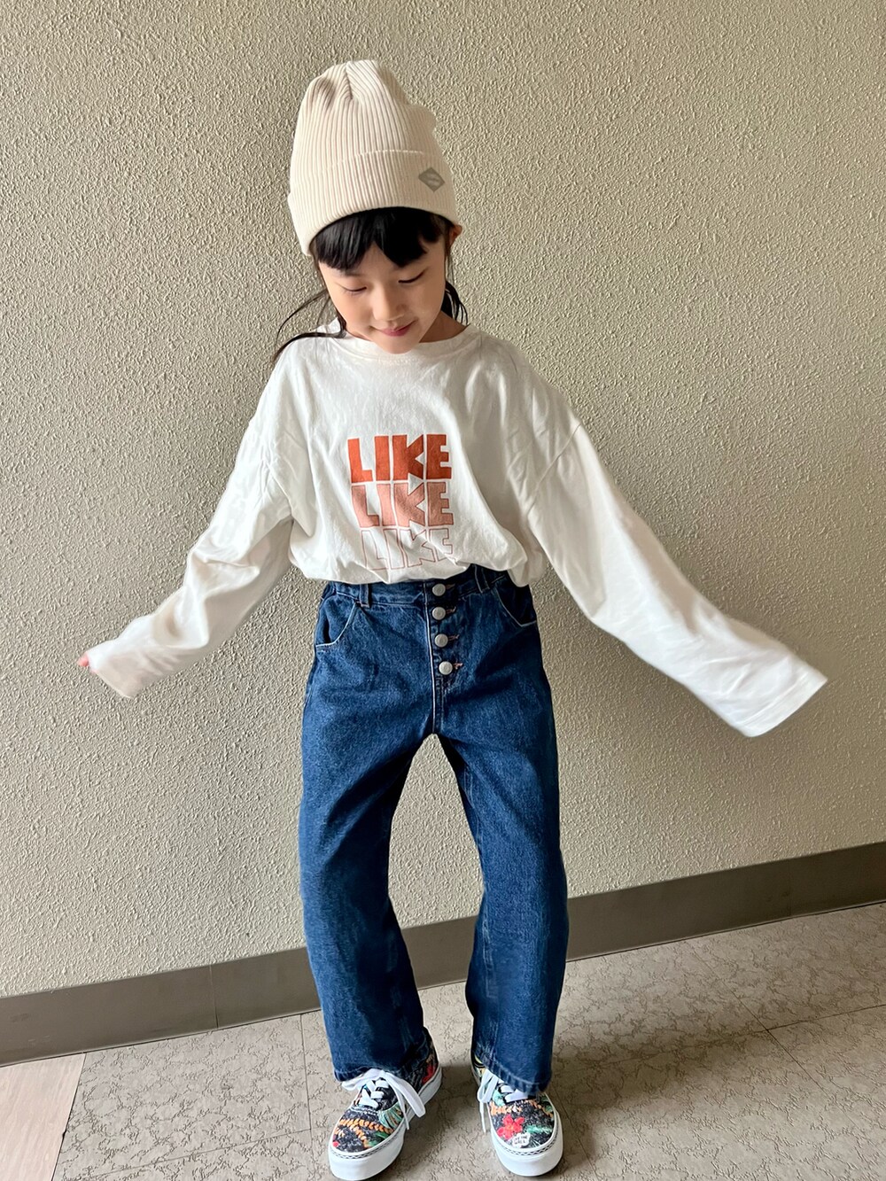 ブルー系のデニムパンツ、ホワイト系のTシャツ/カットソー、その他のスニーカーを着用したキッズの春コーディネートの3枚目の写真