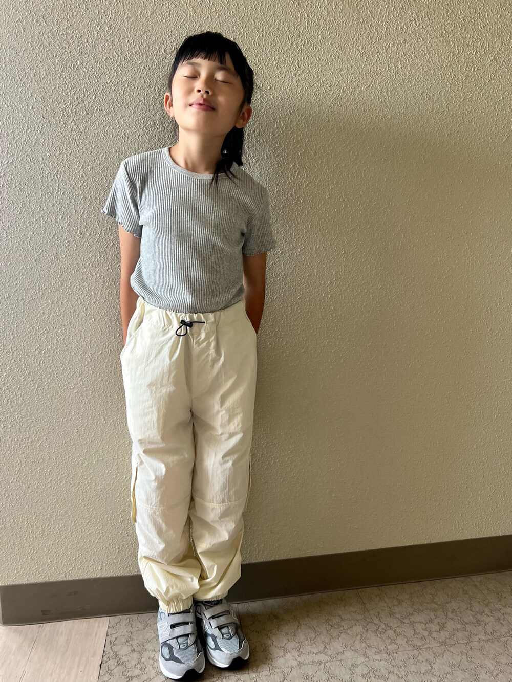 ホワイト系のその他パンツ、グレー系のスニーカーを着用したキッズの春コーディネートの4枚目の写真