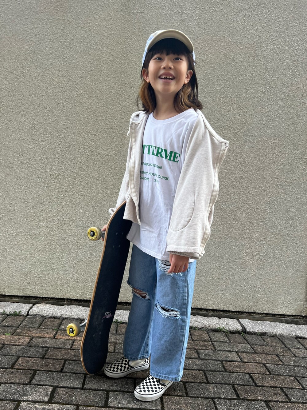 「春のNewスタイル、韓国子供服、カジュアルコーデ、シンプルコーデ、スポーツミックス、ストリート、スニーカー、VANS、デニム、デニムパンツ、クラッシュデニム、キャップ、二年生コーデ♡」｜「VANSのVANS:CLASSIC SLIPON CHECKERBOARD（スニーカー、ブラック系）」を使った、pecocoさん（キッズ・125cm）の春コーディネートの2枚目の写真