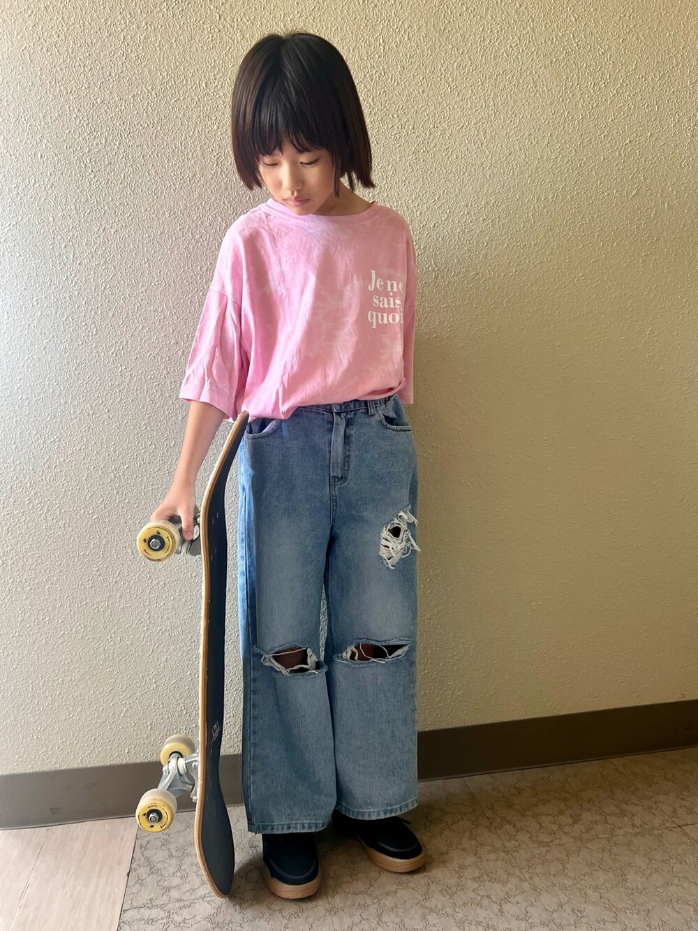 ブラック系のスニーカー、ブルー系のデニムパンツ、ピンク系のTシャツ/カットソーを着用したキッズの春コーディネートの3枚目の写真