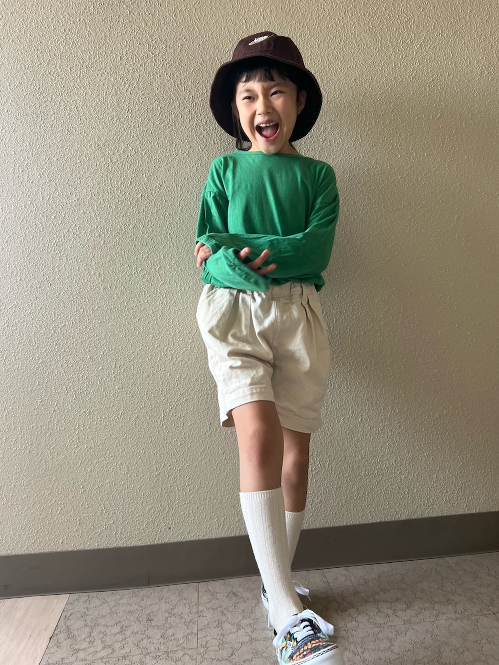 グリーン系のTシャツ/カットソー、ホワイト系のその他パンツ、その他のスニーカーを着用したキッズの春コーディネートの2枚目の写真