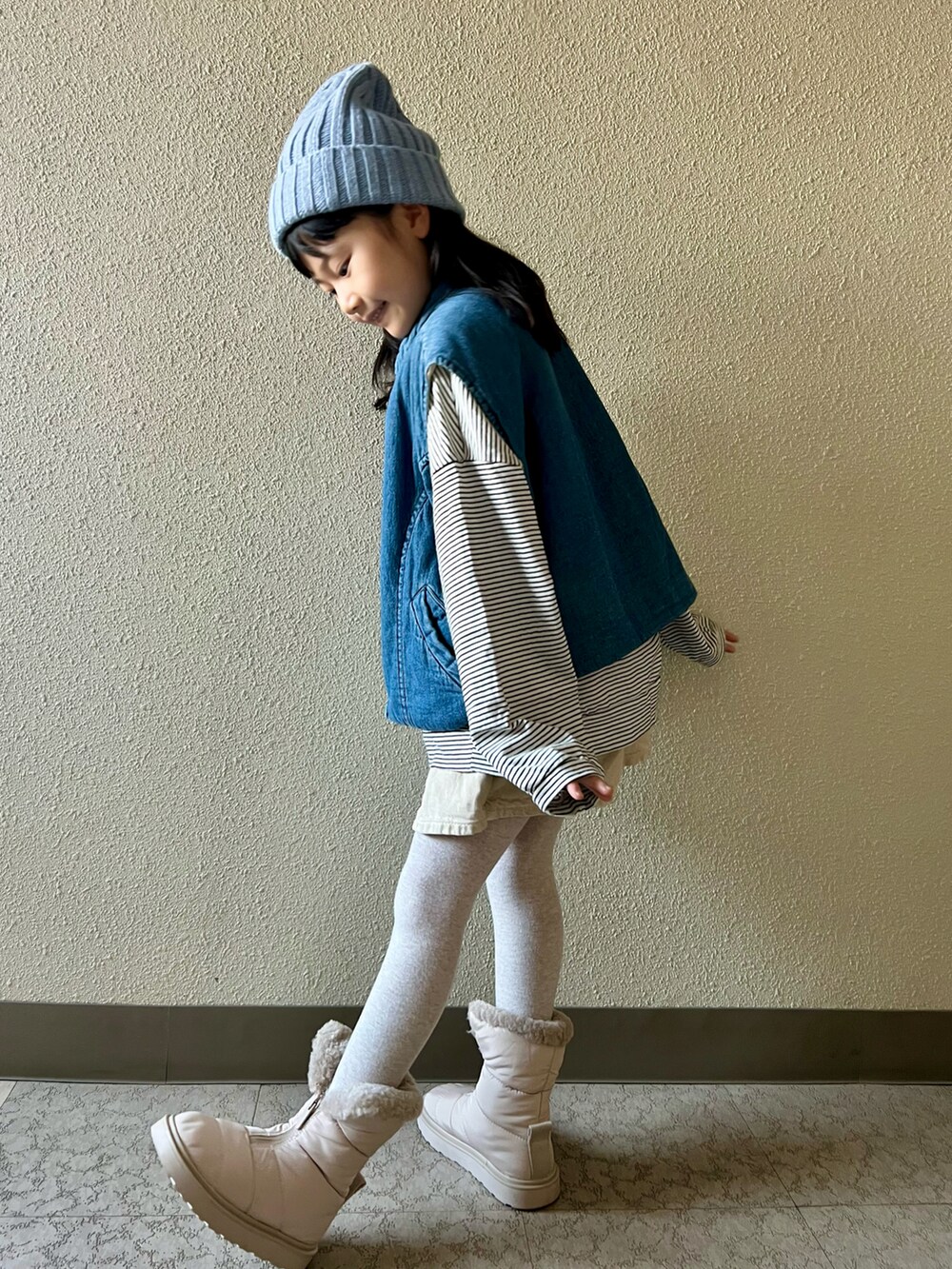 「キッズファッション、カジュアルコーデ、ムートンブーツ、デニムベスト、スカート、ニット帽、女の子コーデ、おんなのこ、ほめられ本命コーデ」｜「UNIQLOのアイテム（ニットキャップ/ビーニー、ブルー系）」を使った、pecocoさん（キッズ・120cm）の冬コーディネートの2枚目の写真