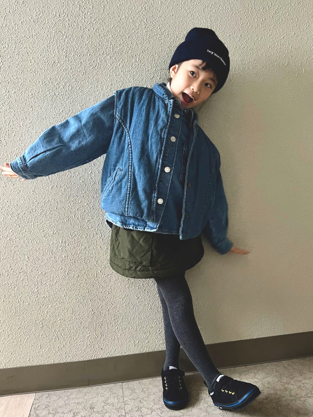 ブルー系のデニムジャケット、ブルー系のシャツ/ブラウス、グリーン系のスカートを着用したキッズの冬コーディネートの3枚目の写真