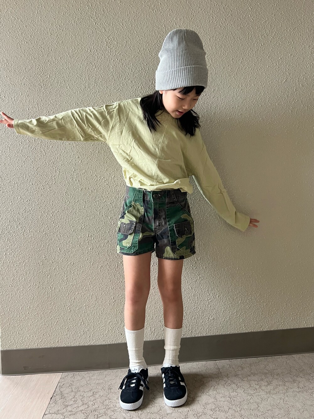 グリーン系のTシャツ/カットソー、グリーン系のパンツ、ブラック系のスニーカーを着用したキッズの春コーディネートの2枚目の写真