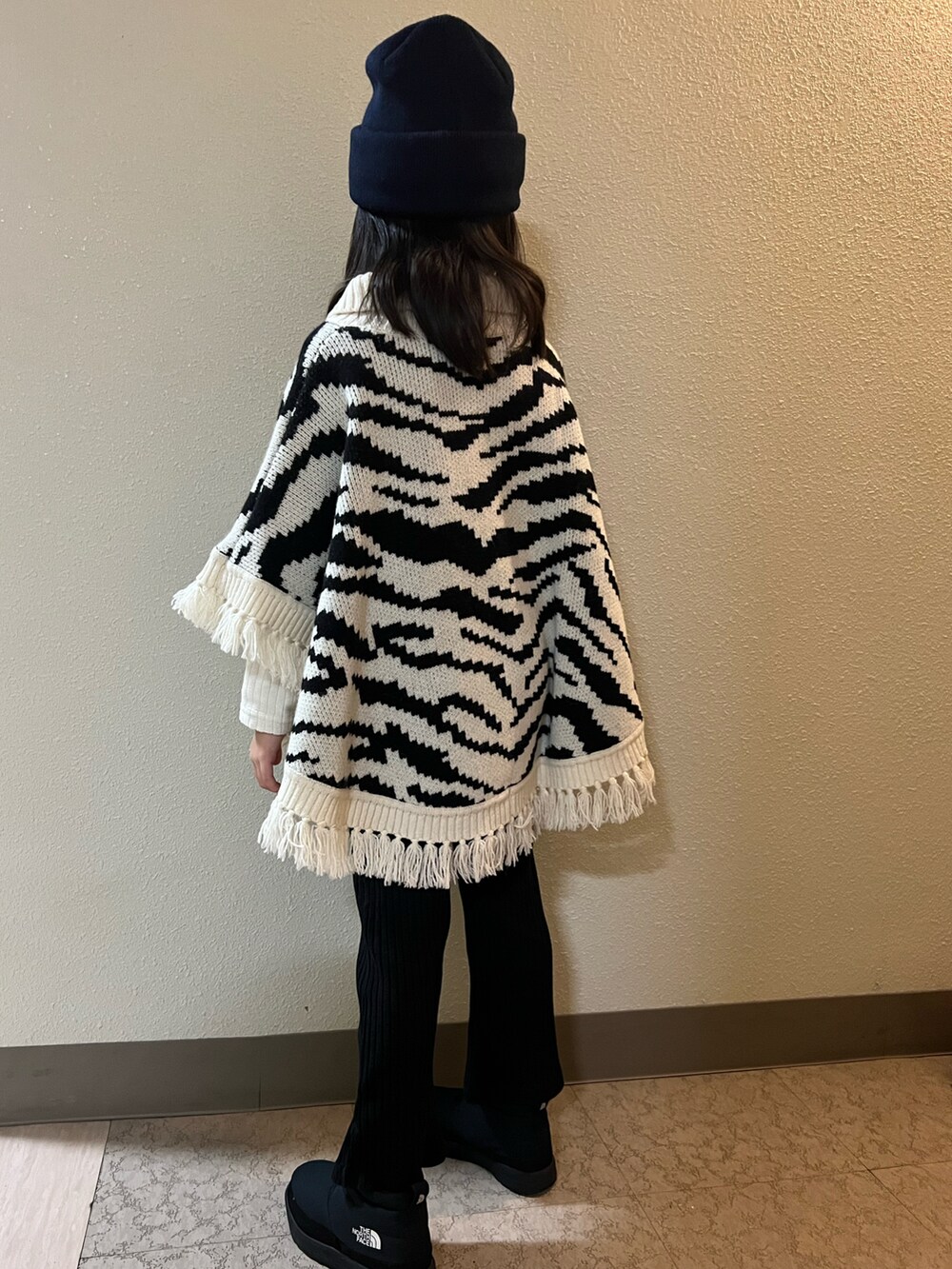 「キッズファッション、カジュアル、冬コーデ、おんなのこ、女の子、ポンチョ、ニット帽、あったかコーデ、一年生、ストリート」｜「TOY　MACHINEのTOY MACHINE/トイマシーン キッズ ビーニー ニット帽 128145201（ニットキャップ/ビーニー、ブルー系）」を使った、pecocoさん（キッズ・120cm）の冬コーディネートの2枚目の写真