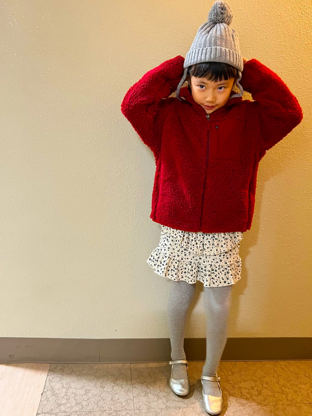 「フリース、おんなのこ、冬コーデ、ニット帽、タイツ、ミニスカート、メリージェーン、あったかコーデ、女の子、ストリート、一年生、赤、モコモコアウター、小学生、バレエシューズ」｜「ZARA KIDSのアイテム（ニットキャップ/ビーニー、グレー系）」を使った、pecocoさん（キッズ・120cm）の冬コーディネートの2枚目の写真