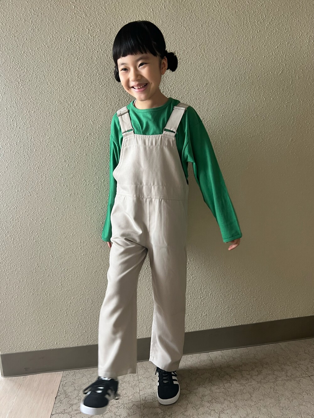 「春服デビュー宣言、シンプルコーデ、キッズファッション、春コーデ、オーバーオール、春色、スニーカー、アディダス、ガゼル、おんなのこ、女の子コーデ、韓国子供服」｜「GLOBAL WORKの【キッズ】ソフトタッチ／リラックスサロペ/959285（サロペット/オーバーオール、ホワイト系）」を使った、pecocoさん（キッズ・120cm）の春コーディネートの2枚目の写真