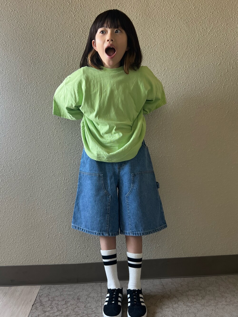 「春のNewスタイル、デニム、春コーデ、カジュアルコーデ、スニーカー、韓国子供服、PAIRMANON STREET、シンプルコーデ、春色、プチプラ、ハーフパンツ、ストリート、二年生コーデ♡、デニムコーデ」｜「PAIRMANON STREETの【PAIRMANON STREET】アソート 無地 クレイジー 配色 半袖 Tシャツ（Tシャツ/カットソー、グリーン系）」を使った、pecocoさん（キッズ・125cm）の春コーディネートの2枚目の写真