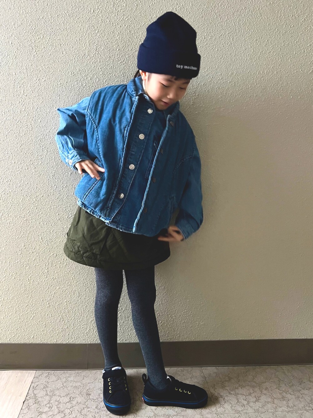 ブルー系のデニムジャケット、ブルー系のシャツ/ブラウス、グリーン系のスカートを着用したキッズの冬コーディネートの4枚目の写真