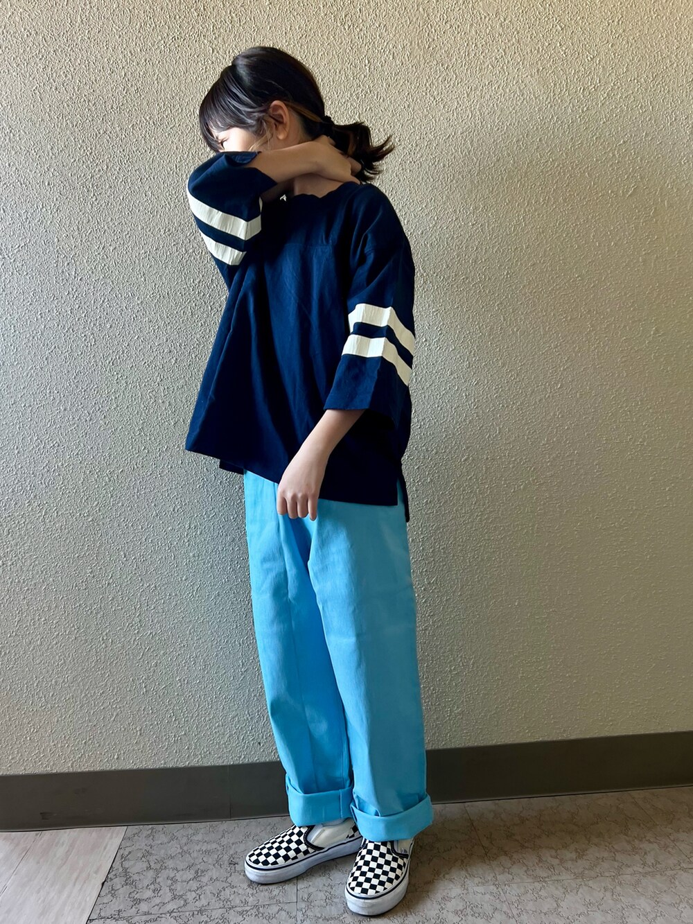 ブルー系のTシャツ/カットソー、ブルー系のカーゴパンツ、ブラック系のスニーカーを着用したキッズの冬コーディネートの3枚目の写真