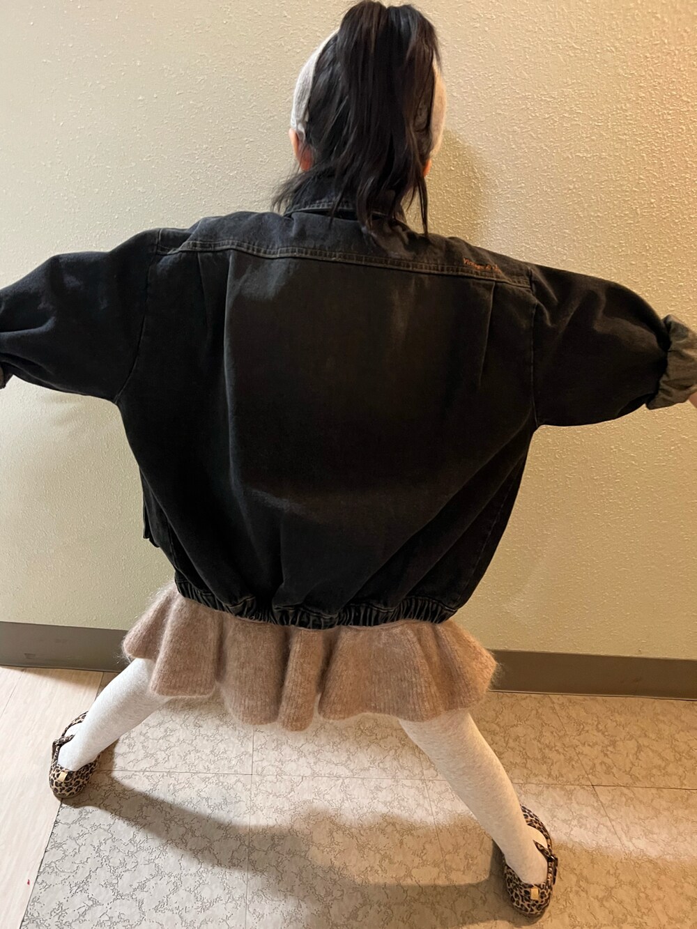 「女の子コーデ、ニット、冬コーデ、カジュアル、おんなのこ、ふわふわ、ストリート、タイツ、小学生、ヘアバンド、ミニスカート、ビッグシルエット、デニム、デニムジャケット、バレエシューズ」｜「韓国子供服のアイテム（デニムジャケット、ブラック系）」を使った、pecocoさん（キッズ・120cm）の冬コーディネートの4枚目の写真