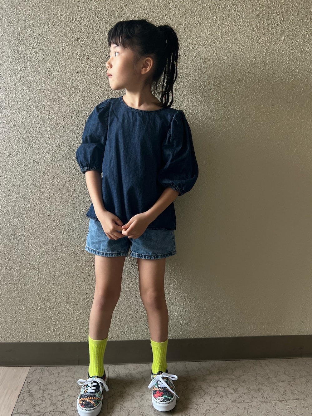 ブルー系のシャツ/ブラウス、ブルー系のデニムパンツ、その他のスニーカーを着用したキッズの春コーディネートの2枚目の写真