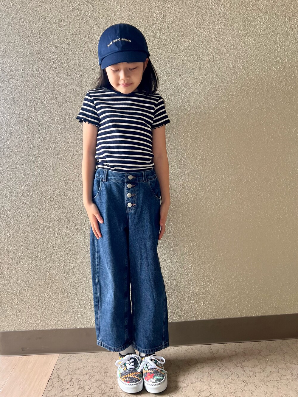 ブルー系のデニムパンツ、その他のスニーカー、ブルー系のキャップを着用したキッズの春コーディネートの2枚目の写真