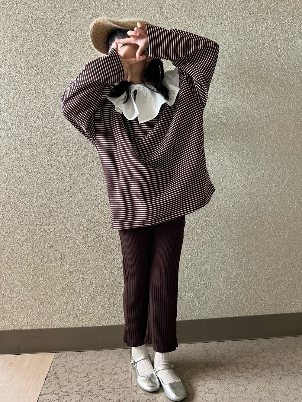ブラウン系のTシャツ/カットソー、ブラウン系のパンツ、シルバー系のバレエシューズを着用したキッズの冬コーディネートの4枚目の写真