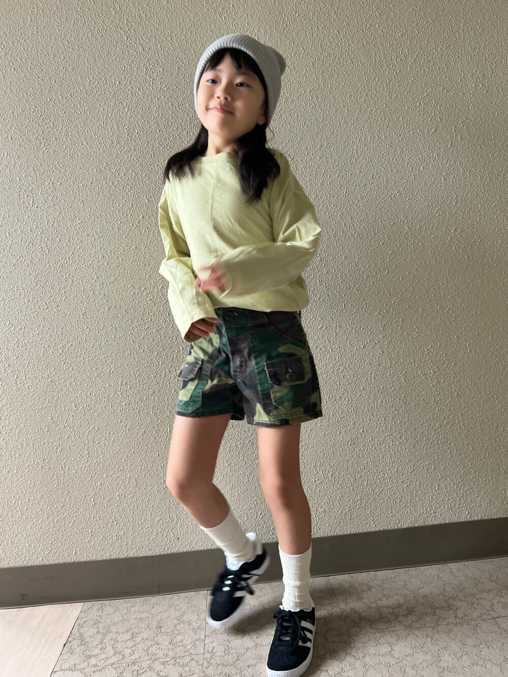 グリーン系のTシャツ/カットソー、グリーン系のパンツ、ブラック系のスニーカーを着用したキッズの春コーディネートの4枚目の写真