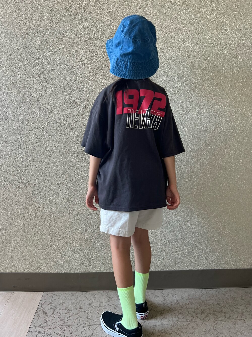 ブラック系のTシャツ/カットソー、ホワイト系のその他パンツ、ブラック系のスニーカーを着用したキッズの夏コーディネートの2枚目の写真