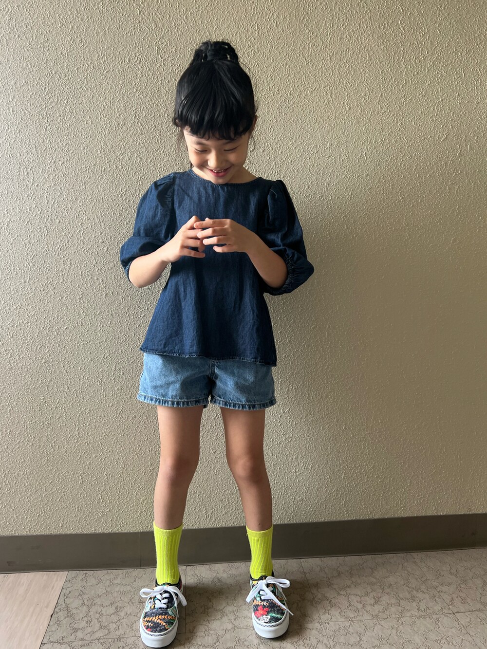 ブルー系のシャツ/ブラウス、ブルー系のデニムパンツ、その他のスニーカーを着用したキッズの春コーディネートの4枚目の写真