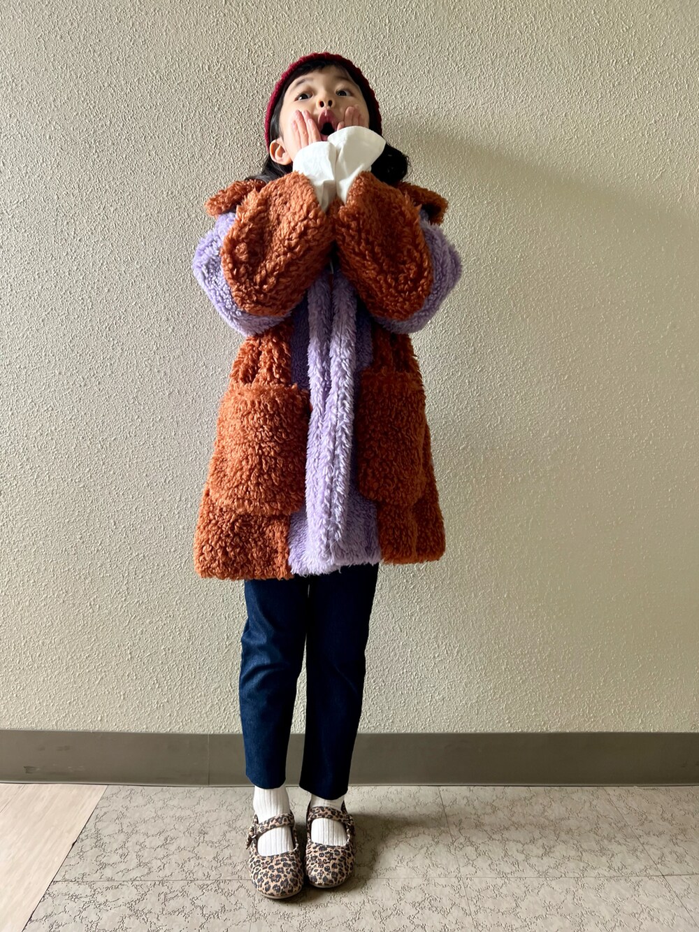 ホワイト系のTシャツ/カットソー、パープル系のジャケット/アウター、ブルー系のデニムパンツを着用したキッズの冬コーディネートの4枚目の写真