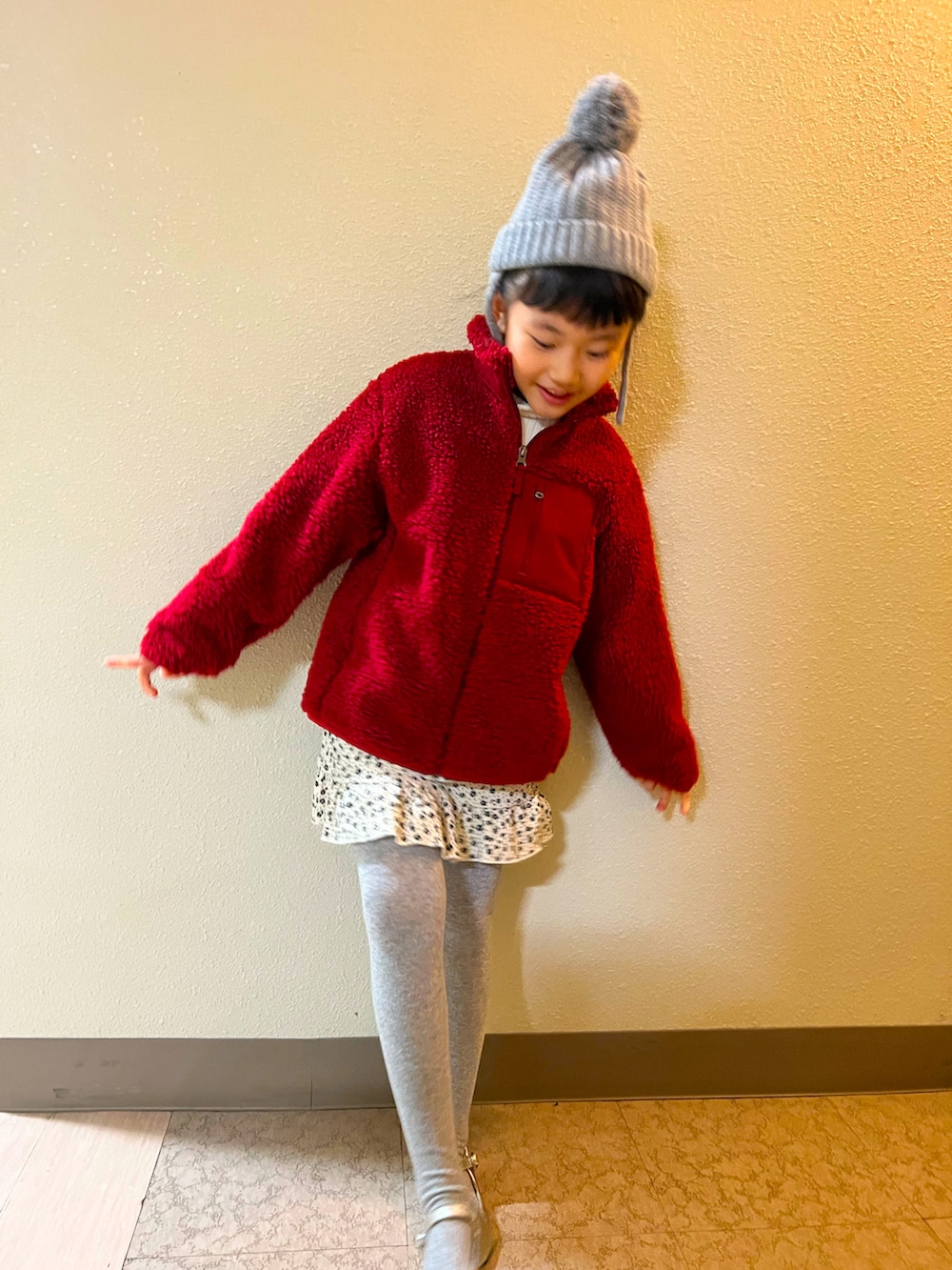 「フリース、おんなのこ、冬コーデ、ニット帽、タイツ、ミニスカート、メリージェーン、あったかコーデ、女の子、ストリート、一年生、赤、モコモコアウター、小学生、バレエシューズ」｜「ZARA KIDSのアイテム（ニットキャップ/ビーニー、グレー系）」を使った、pecocoさん（キッズ・120cm）の冬コーディネートの4枚目の写真
