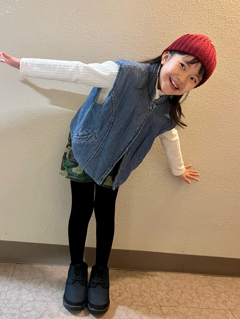 ブルー系のデニムジャケット、グリーン系のパンツ、ブラック系のブーツを着用したキッズの冬コーディネートの3枚目の写真