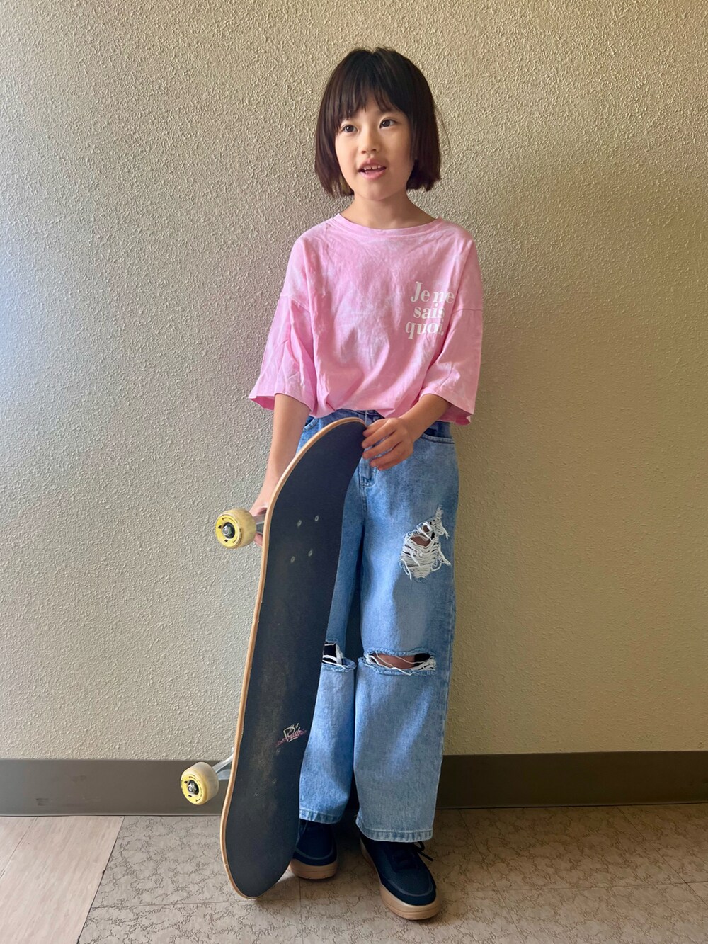 ブラック系のスニーカー、ブルー系のデニムパンツ、ピンク系のTシャツ/カットソーを着用したキッズの春コーディネートの2枚目の写真