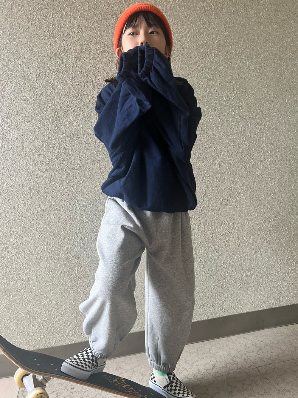 ブラック系のスウェットパンツ、ブラック系のスニーカー、ブルー系のスウェットを着用したキッズの冬コーディネートの3枚目の写真