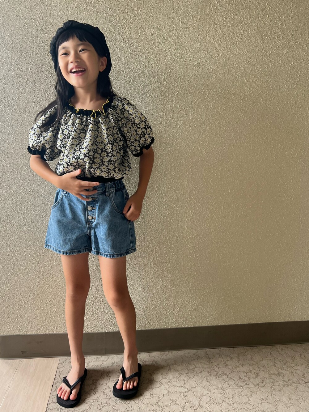 ブルー系のデニムパンツ、ブラック系のトップス、ブラック系のハンチング/ベレー帽を着用したキッズの夏コーディネートの2枚目の写真