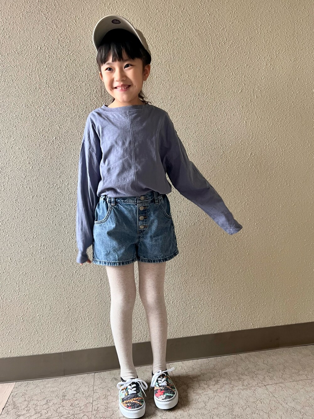 ブルー系のデニムパンツ、その他のスニーカー、ブルー系のTシャツ/カットソーを着用したキッズの春コーディネートの2枚目の写真