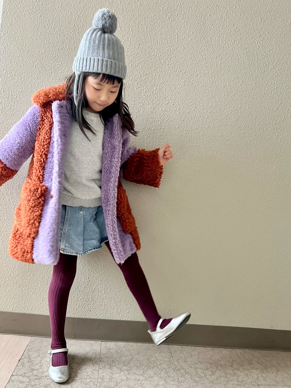 パープル系のジャケット/アウター、グレー系のスウェット、シルバー系のバレエシューズを着用したキッズの冬コーディネートの3枚目の写真