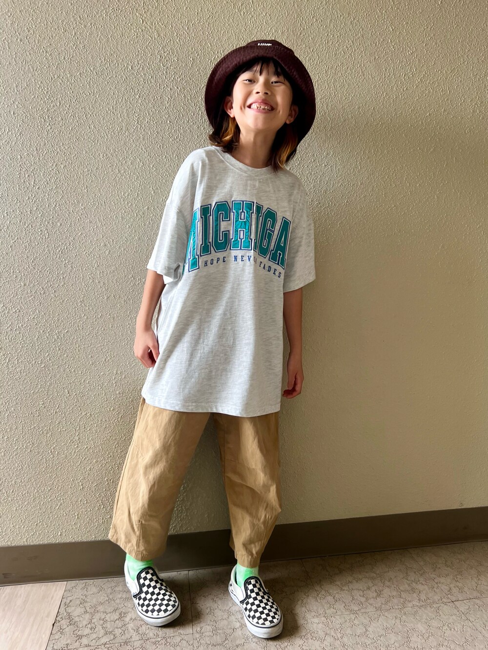 ホワイト系のカーゴパンツ、グレー系のTシャツ/カットソー、ブラック系のスニーカーを着用したキッズの春コーディネートの2枚目の写真