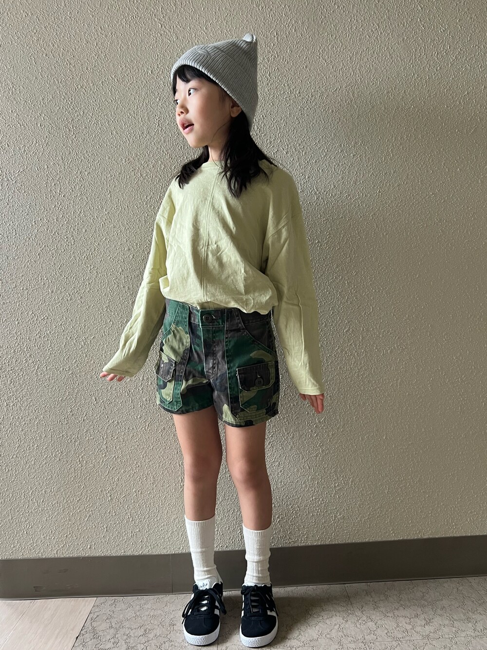 グリーン系のTシャツ/カットソー、グリーン系のパンツ、ブラック系のスニーカーを着用したキッズの春コーディネートの3枚目の写真