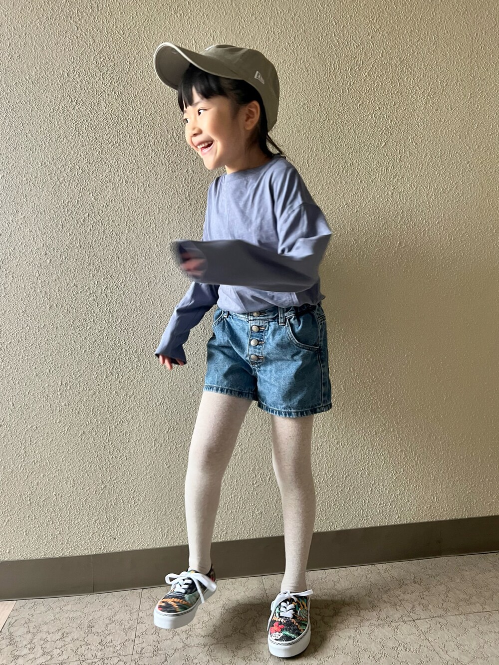 ブルー系のデニムパンツ、その他のスニーカー、ブルー系のTシャツ/カットソーを着用したキッズの春コーディネートの4枚目の写真