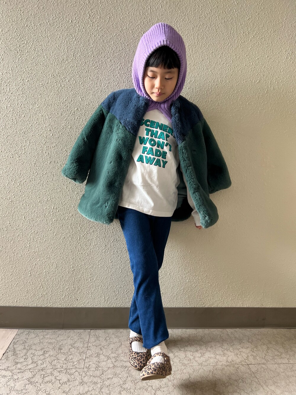 「キッズファッション、デニム、ファージャケット、ファーコート、バラクラバ、ロゴロンT、バレエシューズ、おんなのこ、女の子コーデ、冬コーデ」｜「無印良品のアイテム（デニムパンツ、ブルー系）」を使った、pecocoさん（キッズ・120cm）の冬コーディネートの2枚目の写真