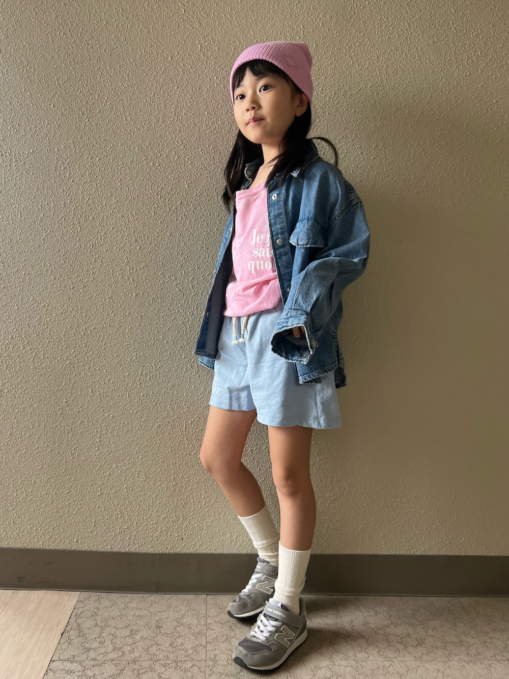 ブルー系のシャツ/ブラウス、ピンク系のTシャツ/カットソー、ブルー系のパンツを着用したキッズの春コーディネートの3枚目の写真