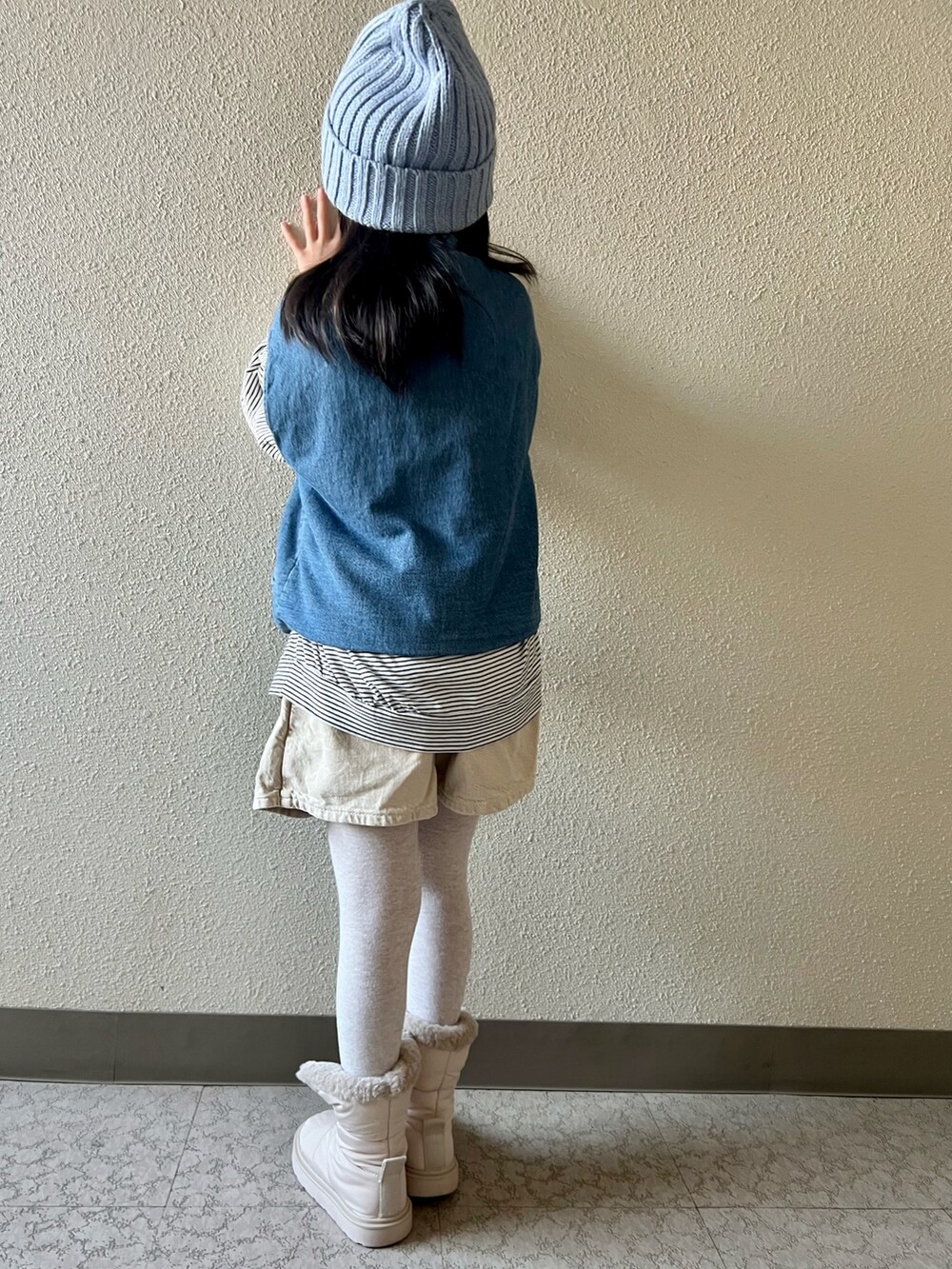 「キッズファッション、カジュアルコーデ、ムートンブーツ、デニムベスト、スカート、ニット帽、女の子コーデ、おんなのこ、ほめられ本命コーデ」｜「UNIQLOのアイテム（ニットキャップ/ビーニー、ブルー系）」を使った、pecocoさん（キッズ・120cm）の冬コーディネートの4枚目の写真