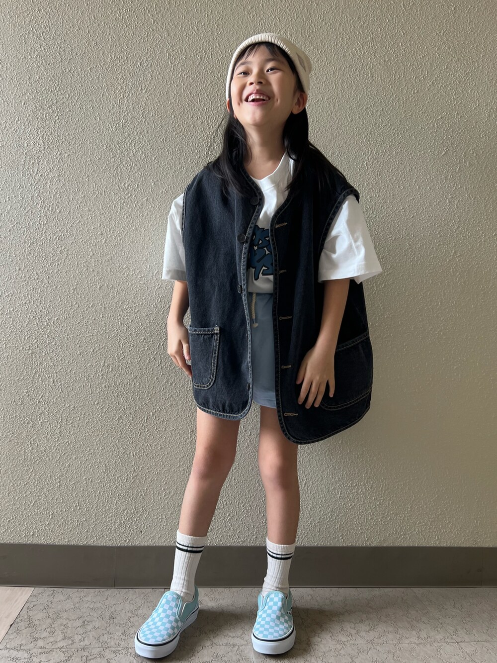 ホワイト系のTシャツ/カットソー、ブラック系のベスト、ブルー系のパンツを着用したキッズの春コーディネートの3枚目の写真