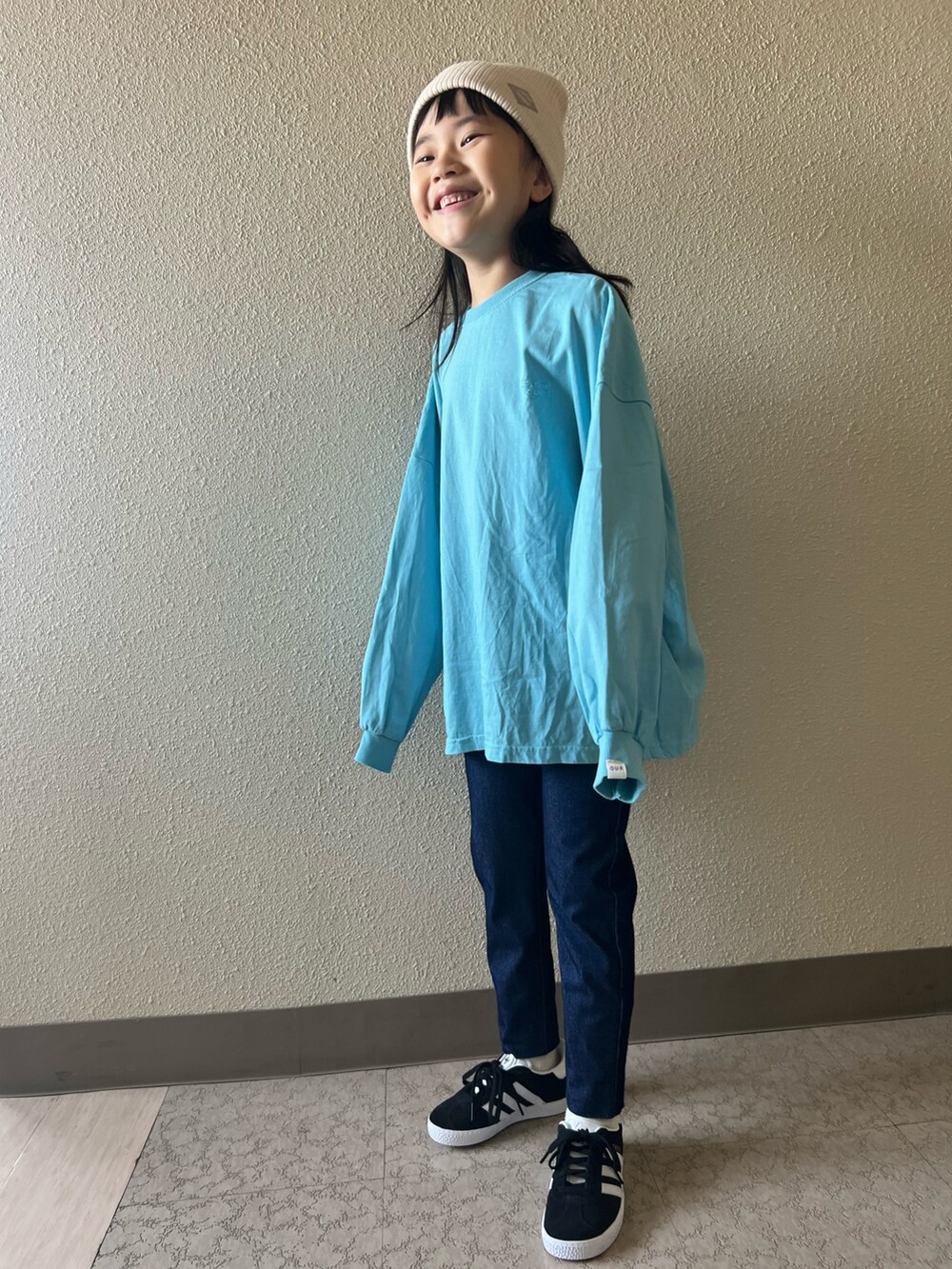 ブラック系のスニーカー、ブルー系のTシャツ/カットソー、ブルー系のデニムパンツを着用したキッズの春コーディネートの2枚目の写真