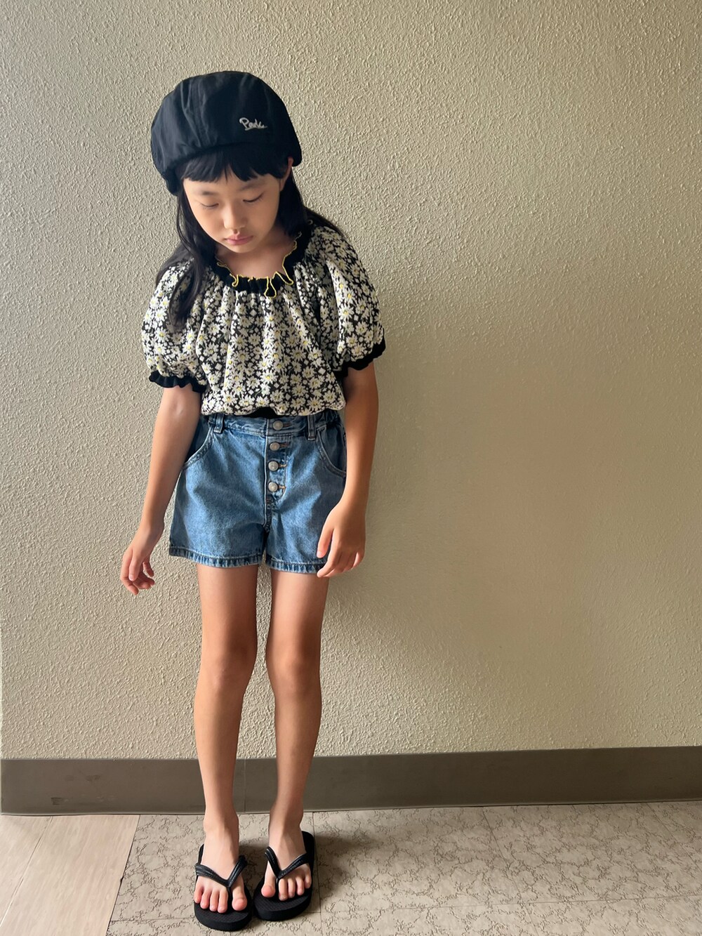ブルー系のデニムパンツ、ブラック系のトップス、ブラック系のハンチング/ベレー帽を着用したキッズの夏コーディネートの3枚目の写真