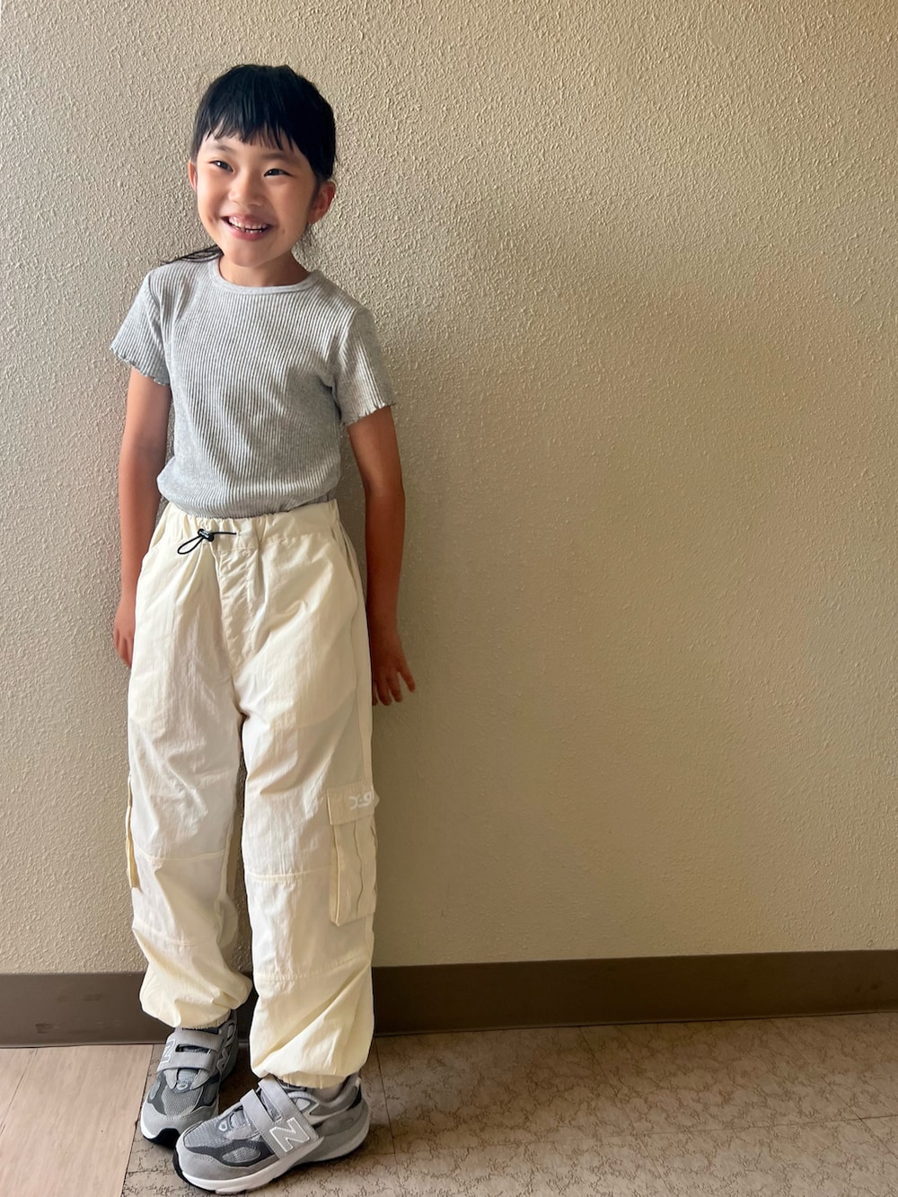 ホワイト系のその他パンツ、グレー系のスニーカーを着用したキッズの春コーディネートの2枚目の写真